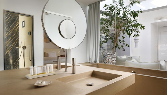 Palazzo Montemartini Rome, A Radisson Collection Hotel - Skylight bathroom