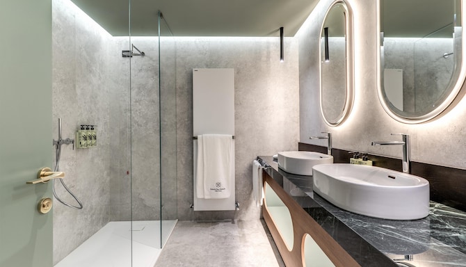 Palazzo San Gottardo Lake Como, a Radisson Collection - Junior Suite bath