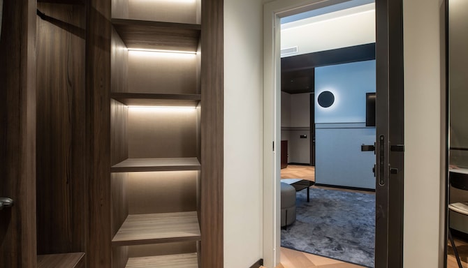 Palazzo Touring Club Milan, A Radisson Collection Hotel - Family Room wardrobe