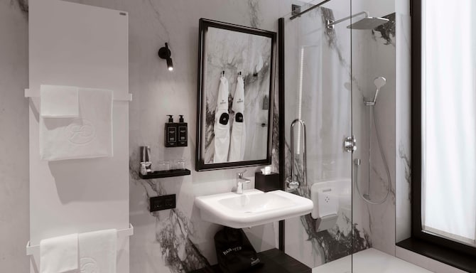 Palazzo Touring Club Milan, A Radisson Collection Hotel - Collection Premium Room accessible bathroom