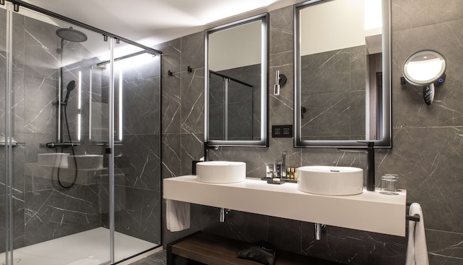 Palazzo Touring Club Milan, A Radisson Collection Hotel - Collection Premium Room bathroom