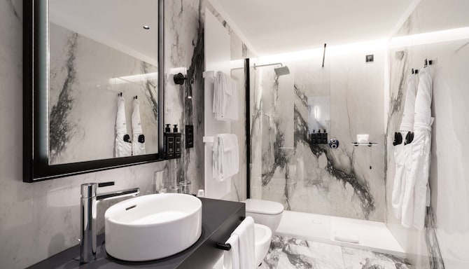 Palazzo Touring Club Milan, A Radisson Collection Hotel - Collection Room Corso Italia View bathroom