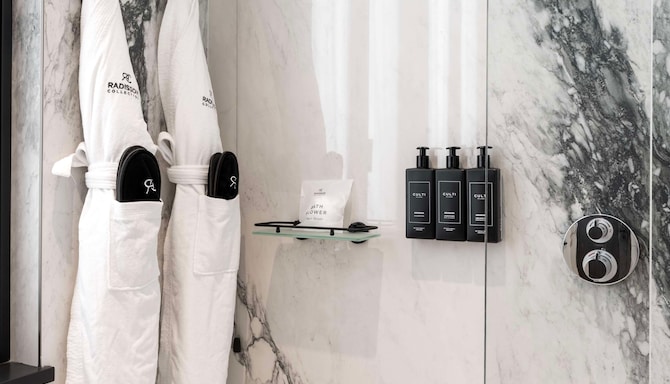 Palazzo Touring Club Milan, A Radisson Collection Hotel - Guest room shower