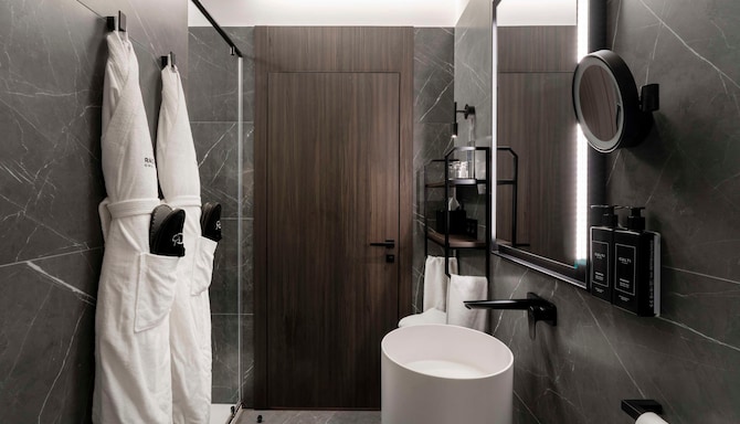 Palazzo Touring Club Milan, A Radisson Collection Hotel - Collection Superior Room bathroom