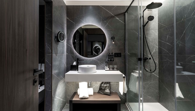 Palazzo Touring Club Milan, A Radisson Collection Hotel - Family Room bathroom
