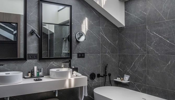 Palazzo Touring Club Milan, A Radisson Collection Hotel - One Bedroom Suite bathroom