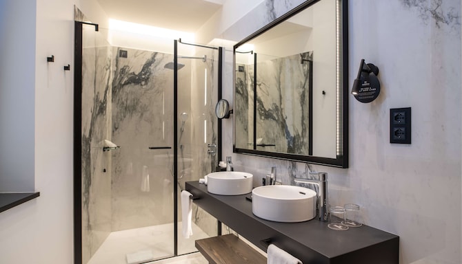 Palazzo Touring Club Milan, A Radisson Collection Hotel - Junior Suite bathroom