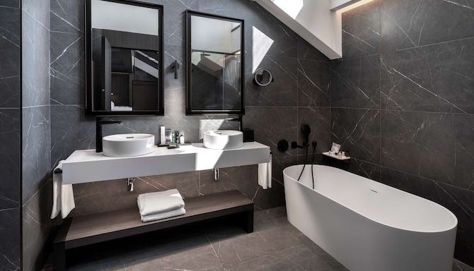 Palazzo Touring Club Milan, A Radisson Collection Hotel - One Bedroom Suite bathroom