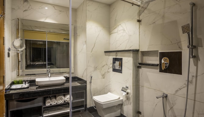 Palchan Hotel & Spa, a member of Radisson Individuals Retreats - Deluxe Room Bathroom