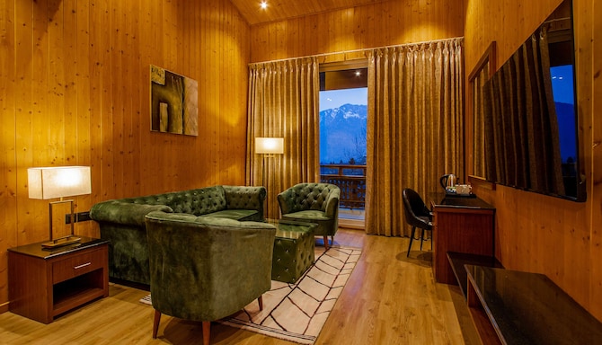 Palchan Hotel & Spa, a member of Radisson Individuals Retreats - Suite sitting room