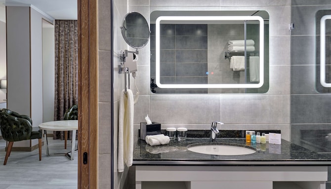 Panarams Tashkent Hotel, a member of Radisson Individuals - Premium Room bathroom
