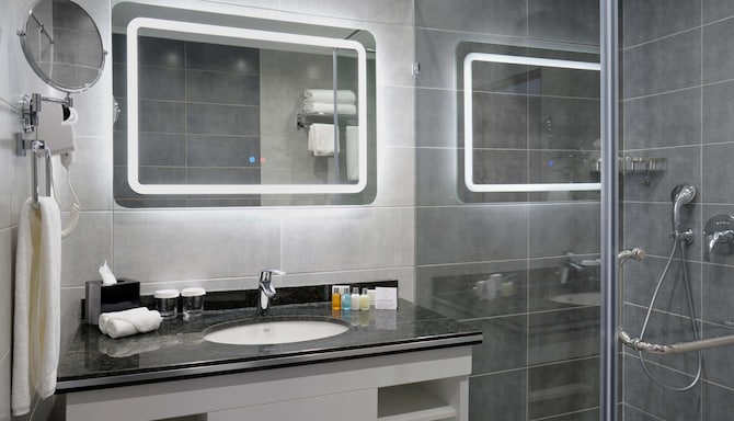 Panarams Tashkent Hotel, a member of Radisson Individuals - Standard Room bathroom
