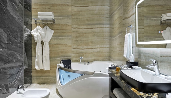 Panarams Tashkent Hotel, a member of Radisson Individuals - Suite bathroom with whirlpool bath