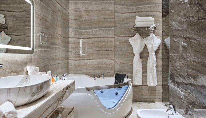 Panarams Tashkent Hotel, a member of Radisson Individuals - Presidential Suite bathroom with whirlpool bath