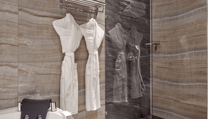 Panarams Tashkent Hotel, a member of Radisson Individuals - Presidential Suite bathroom with whirlpool bath