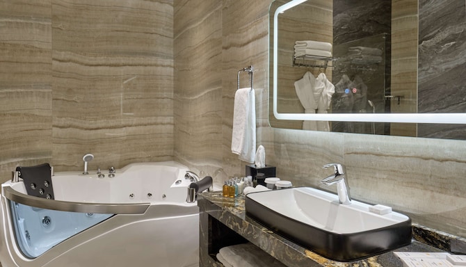 Panarams Tashkent Hotel, a member of Radisson Individuals - Suite bathroom with whirlpool bath
