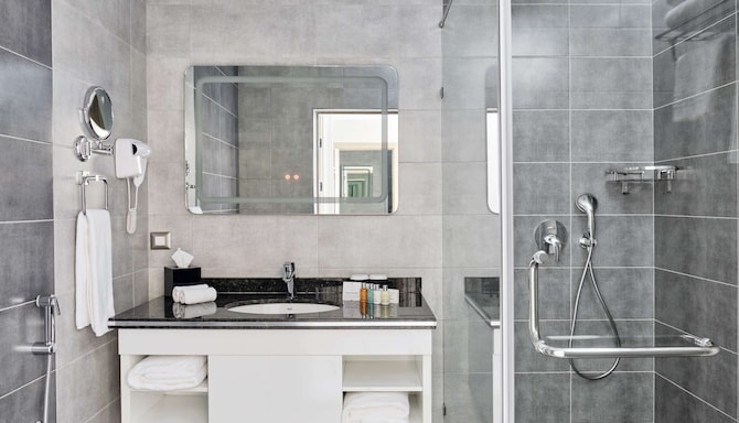Panarams Tashkent Hotel, a member of Radisson Individuals - Suite bathroom