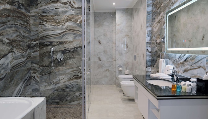 Panarams Tashkent Hotel, a member of Radisson Individuals - Premium Suite bathroom