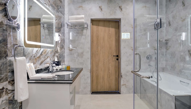 Panarams Tashkent Hotel, a member of Radisson Individuals - Premium Suite bathroom