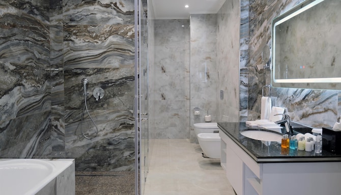 Panarams Tashkent Hotel, a member of Radisson Individuals - Süit banyo