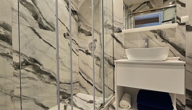 Paradise Resort Evia, a member of Radisson Individuals - Superior Bathroom