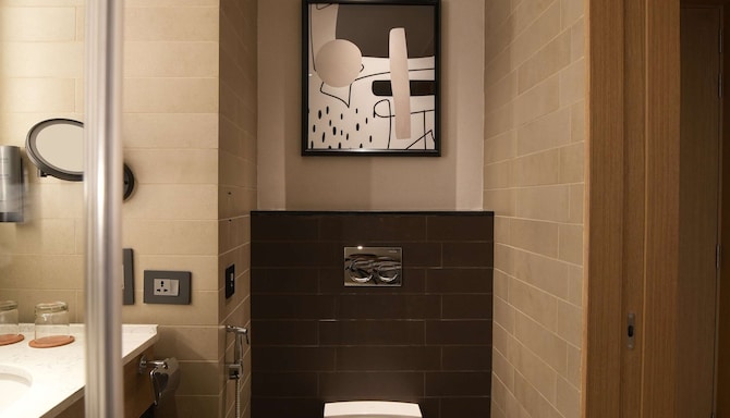 Parallel Hotel Udaipur, a member of Radisson Individuals - Premium Room bathroom