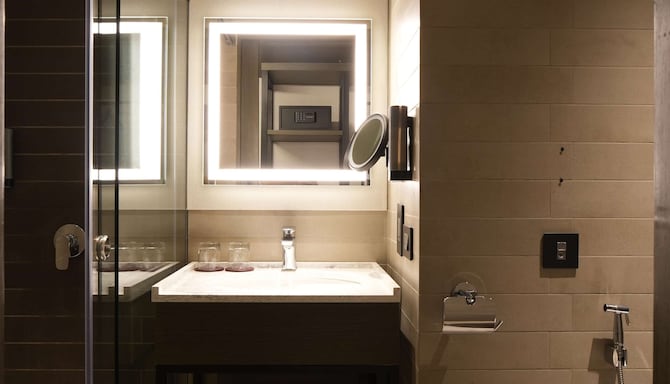 Parallel Hotel Udaipur, a member of Radisson Individuals - Standard Room bathroom