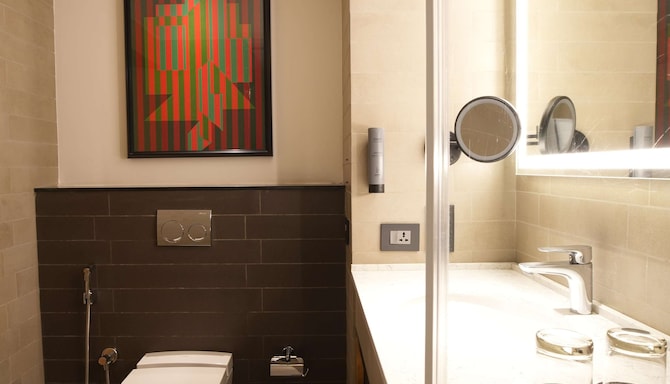 Parallel Hotel Udaipur, a member of Radisson Individuals - Junior Suite bathroom