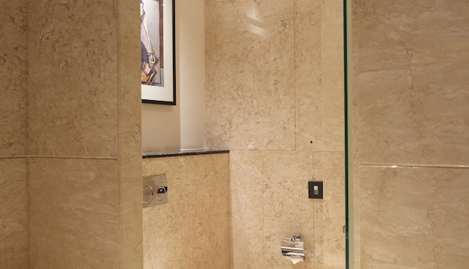 Parallel Hotel Udaipur, a member of Radisson Individuals - Suite bathroom