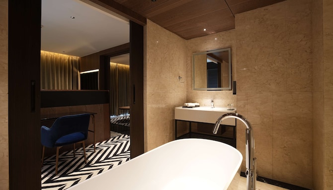 Parallel Hotel Udaipur, a member of Radisson Individuals - Suite bathroom