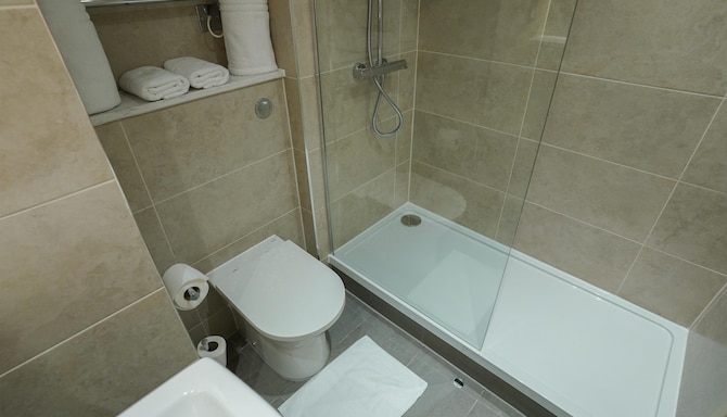 Park Hall Hotel and Spa Lancashire, a member of Radisson Individuals - Standard Bathroom