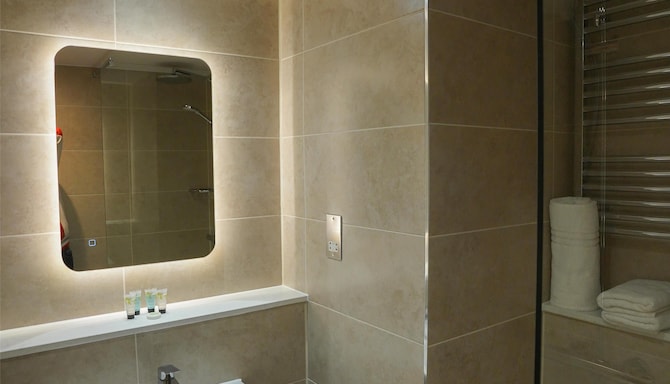 Park Hall Hotel and Spa Lancashire, a member of Radisson Individuals - Standard Bathroom
