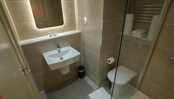 Park Hall Hotel and Spa Lancashire, a member of Radisson Individuals - Superior Bath Room