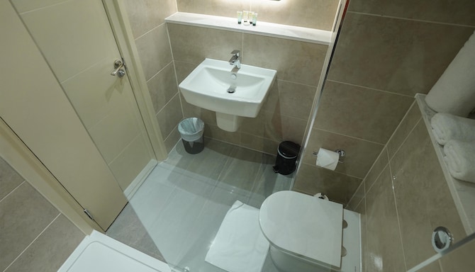 Park Hall Hotel and Spa Lancashire, a member of Radisson Individuals - Family Room Bath