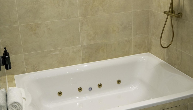 Park Hall Hotel and Spa Lancashire, a member of Radisson Individuals - Junior Suite Bath