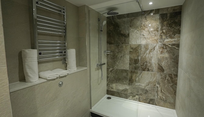 Park Hall Hotel and Spa Lancashire, a member of Radisson Individuals - Junior Suite Bath