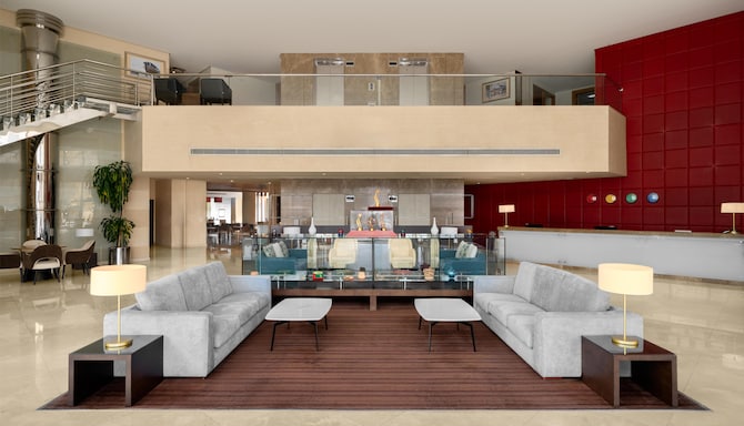 Park Inn by Radisson Al Khobar - Vy över lobbyn