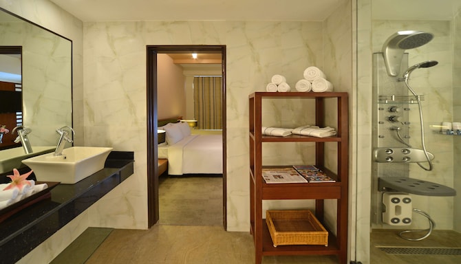 Park Inn by Radisson Amritsar Airport Airport - Premiere Suite bathroom