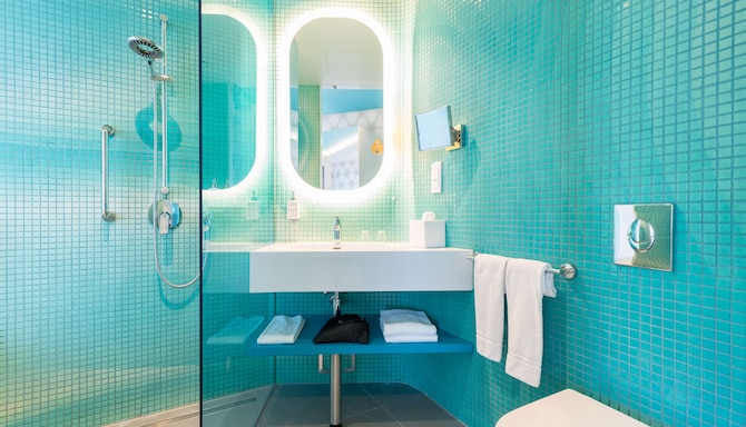 Park Inn by Radisson Amsterdam City West - Standard Room Bathroom