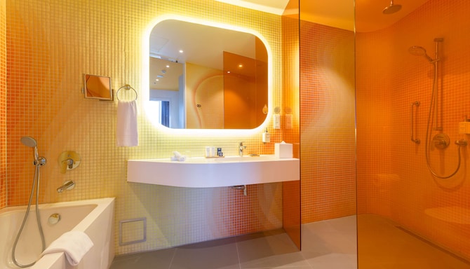 Park Inn by Radisson Amsterdam City West - Suite Bathroom