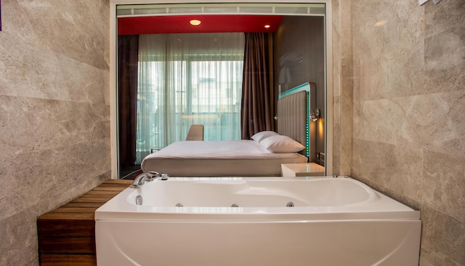 Park Inn by Radisson Ankara Cankaya - Süit banyo