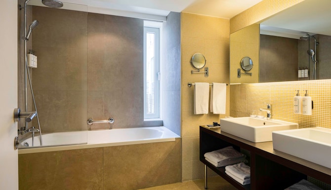 Park Inn by Radisson Antwerp City Centre - حمام الجناح