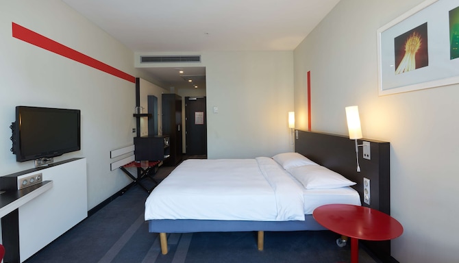 Park Inn by Radisson Astana - Bedroom in Standard Room
