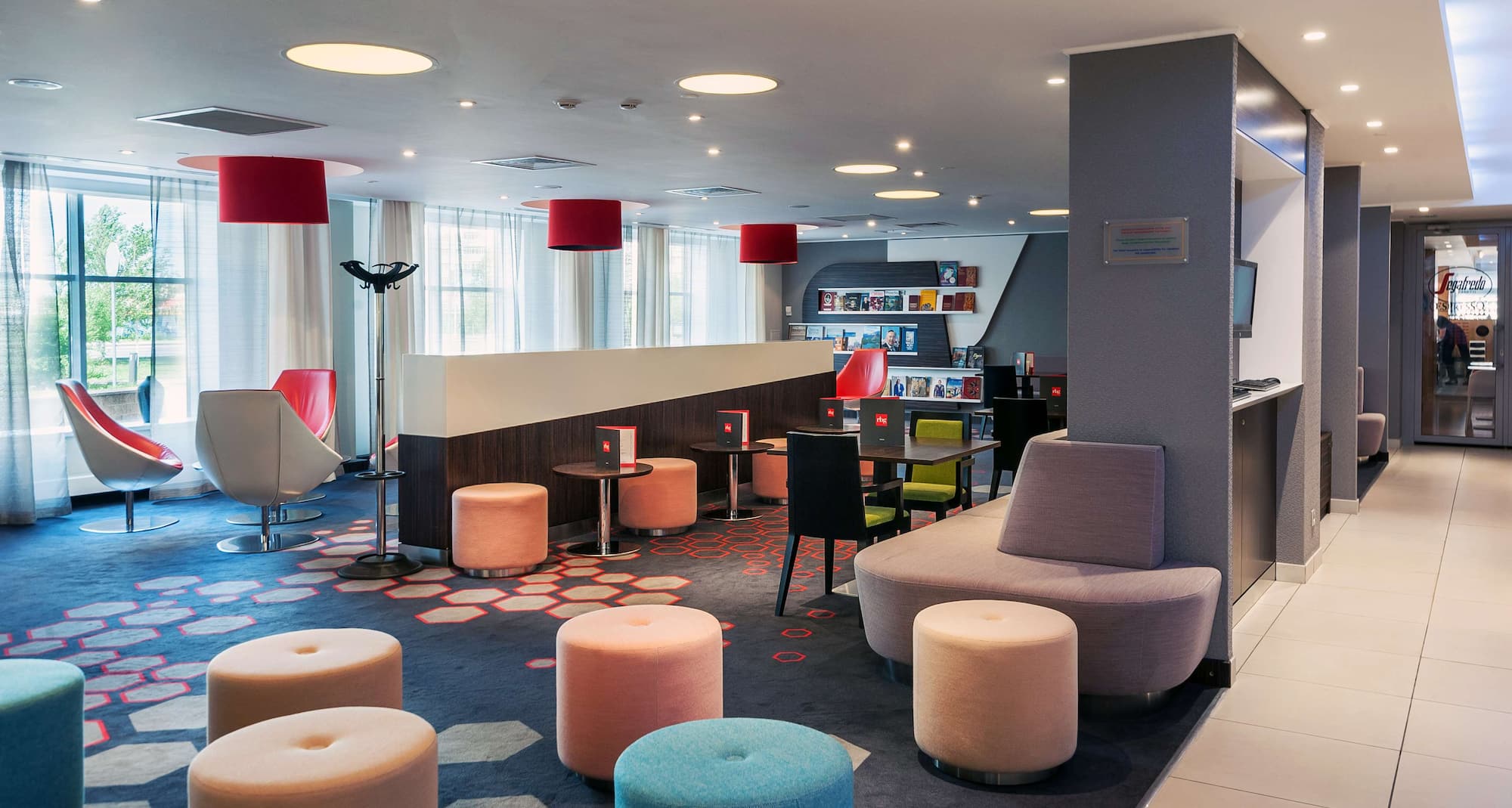 Park Inn by Radisson Astana - Вид на лобби