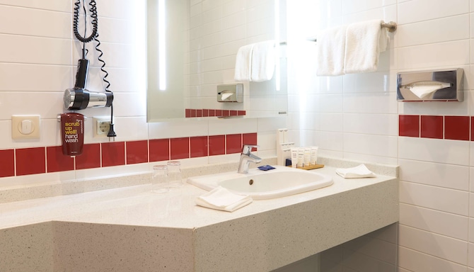 Park Inn by Radisson Astana - Suite bathroom in Family Suite