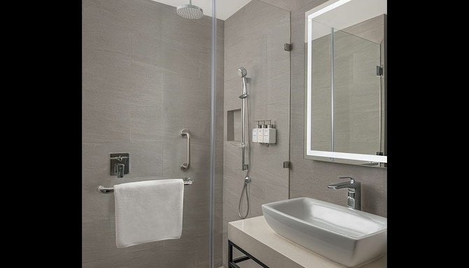 Park Inn by Radisson Bacolod - Guest room bathroom