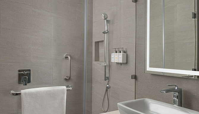 Park Inn by Radisson Bacolod - Guest Room bathroom