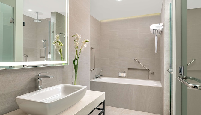 Park Inn by Radisson Bacolod - Junior Suite bathroom