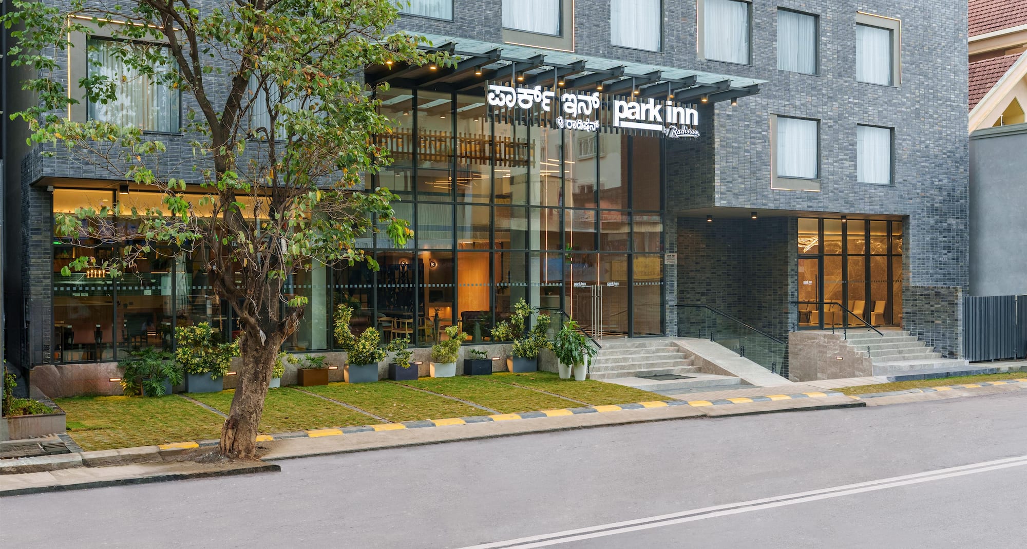 Park Inn by Radisson Bengaluru Whitefield - Hotel Mainporch