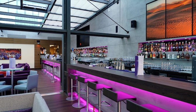 Park Inn by Radisson Berlin Alexanderplatz - Spagos - Bar